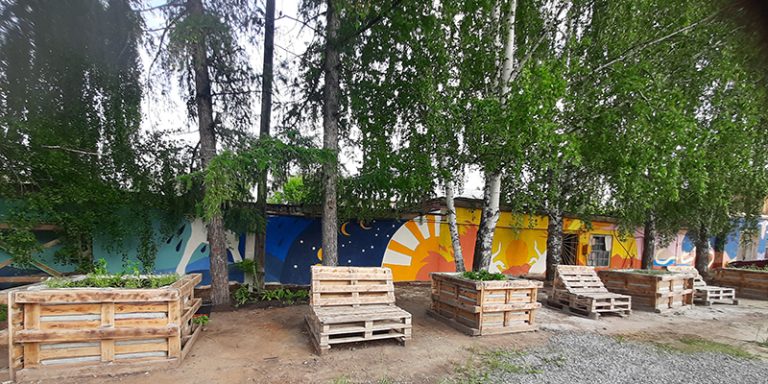 Цветы у библиотеки