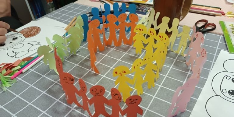 Яркие краски и дружба в библиотеке!