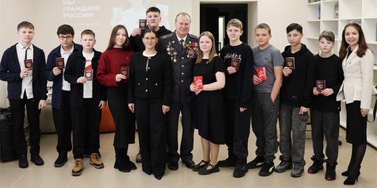 Вручение паспортов в библиотеке