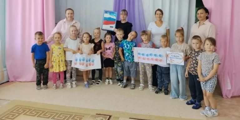 Во славу российского флага!